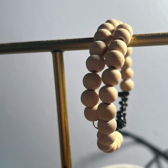 Black gemstone and wooden bead essential oil diffusion bracelet - Picture 7 of 7